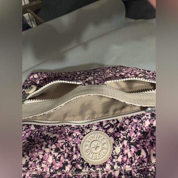 Kipling Crossbody 13x8”- like new!! - Picture 6 of 12